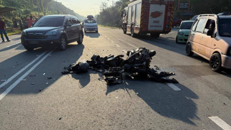 Motorcyclist Killed in Four-Vehicle Crash at Felda Penggeli